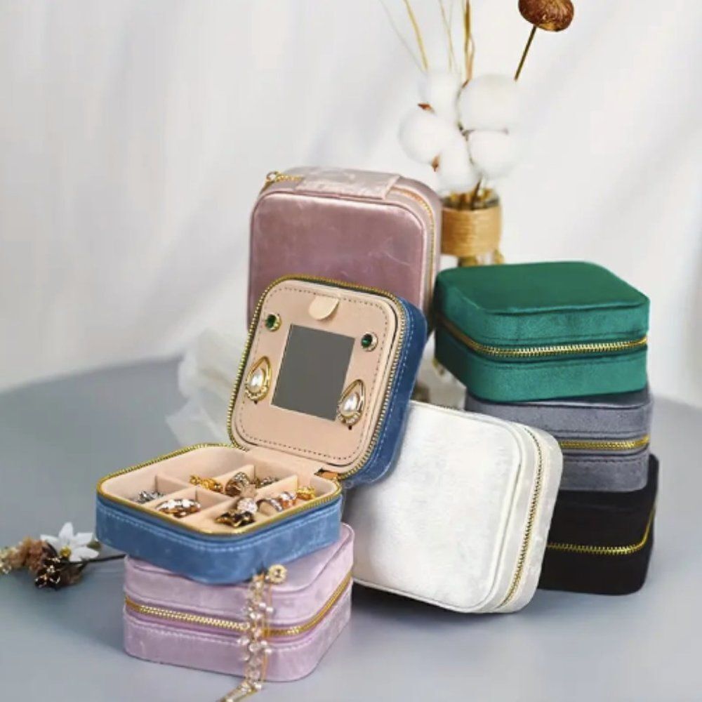 ✨🆕✨Elegant GREEN with Gold Hardware Flannel Jewelry Box with Mirror✨